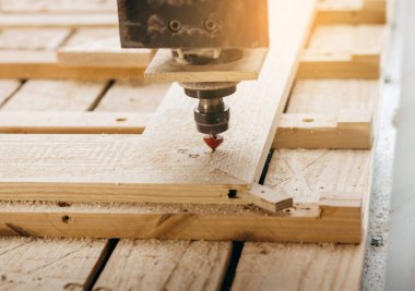 Garajdaki CNC değirmen makinesinde odun kesmeye yakın çekim.