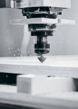 Garajdaki CNC değirmen makinesinde odun kesmeye yakın çekim.