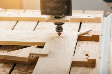 Garajdaki CNC değirmen makinesinde odun kesmeye yakın çekim.