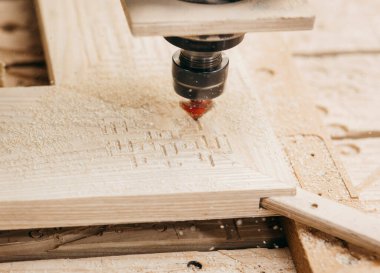 Garajdaki CNC değirmen makinesinde odun kesmeye yakın çekim.