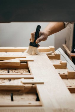 CNC değirmen makinesini temizleyen adam