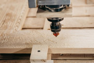 Garajdaki CNC değirmen makinesinde odun kesmeye yakın çekim.