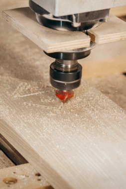 Garajdaki CNC değirmen makinesinde odun kesmeye yakın çekim.