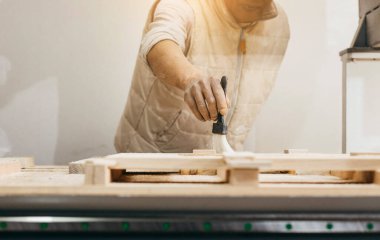 CNC değirmen makinesini temizleyen adam