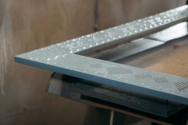 Marangozlukta yarı bitmiş boyalı ahşap ürün