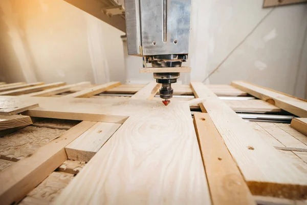 Garajdaki Cnc Değirmen Makinesinde Odun Kesmeye Yakın Çekim — Stok fotoğraf