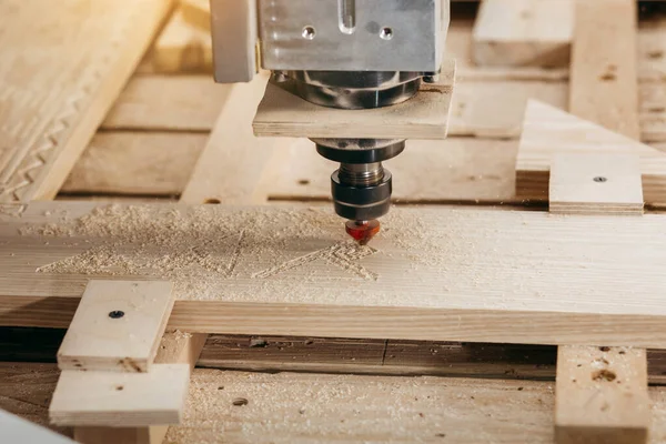 Garajdaki Cnc Değirmen Makinesinde Odun Kesmeye Yakın Çekim — Stok fotoğraf