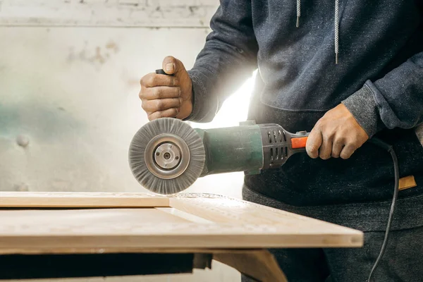 Cepillado Madera Con Una Amoladora Cepillo Giratorio Eléctrico Trabajos Madera — Foto de Stock