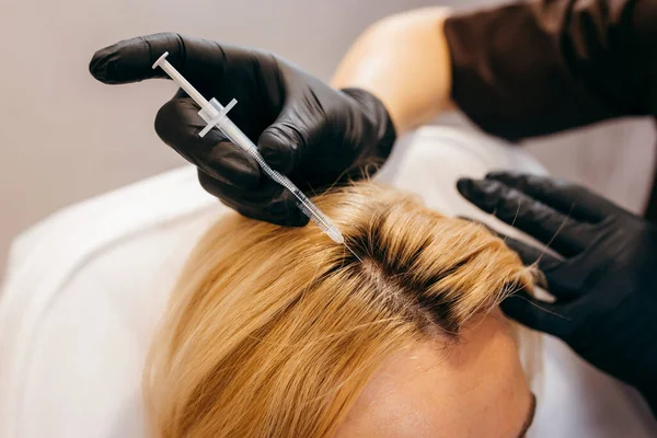 Mujer Rubia Joven Con Problemas Para Perder Cabello Recibiendo Inyección — Foto de Stock