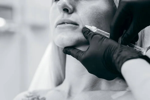 Médico Guantes Que Mujer Inyecciones Botox Los Labios — Foto de Stock