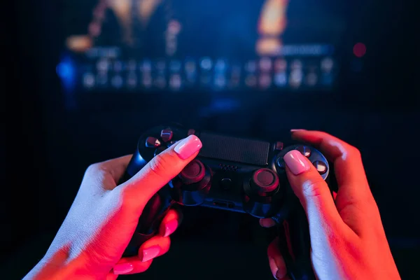 Cerca Manos Femeninas Sosteniendo Gamepad Jugando Videojuegos — Foto de Stock