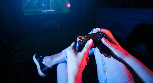 Cerca Manos Femeninas Sosteniendo Gamepad Jugando Videojuegos — Foto de Stock