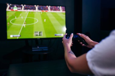 Oyun sahasını tutan ve video oyunları oynayan kadınların ellerini kapat