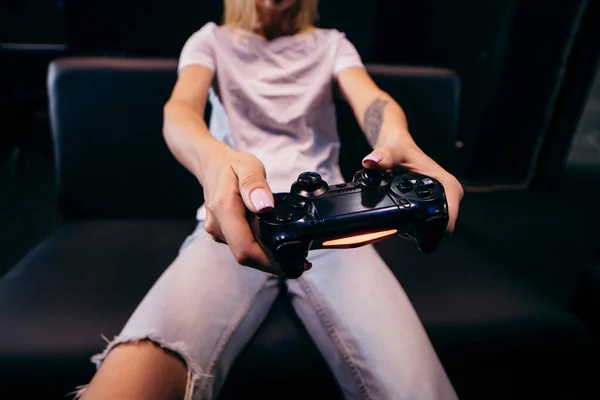 Cerca Manos Femeninas Sosteniendo Gamepad Jugando Videojuegos — Foto de Stock