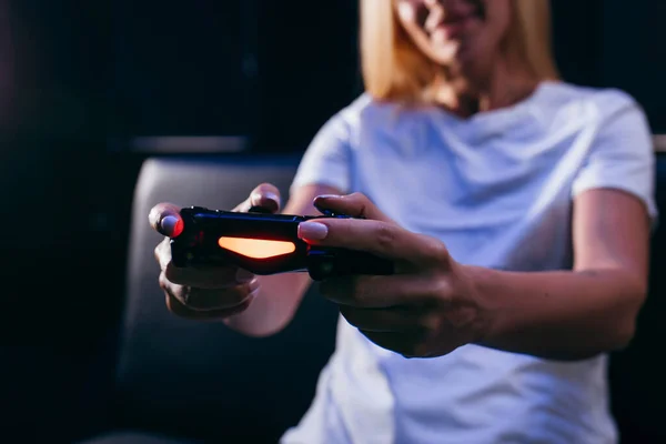 Fechar Mãos Femininas Segurando Gamepad Jogando Videogames — Fotografia de Stock