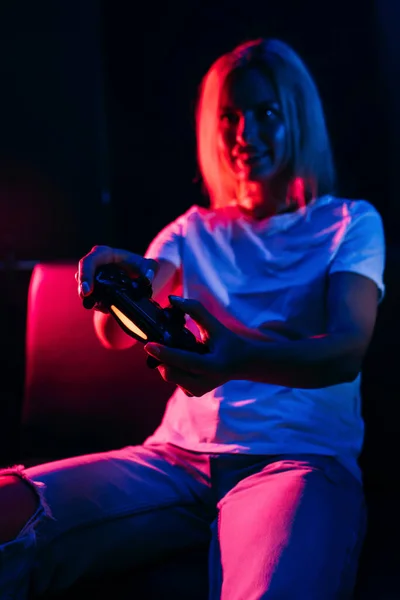 ゲームパッドを保持する女性の手を閉じるとビデオゲームをプレイ — ストック写真