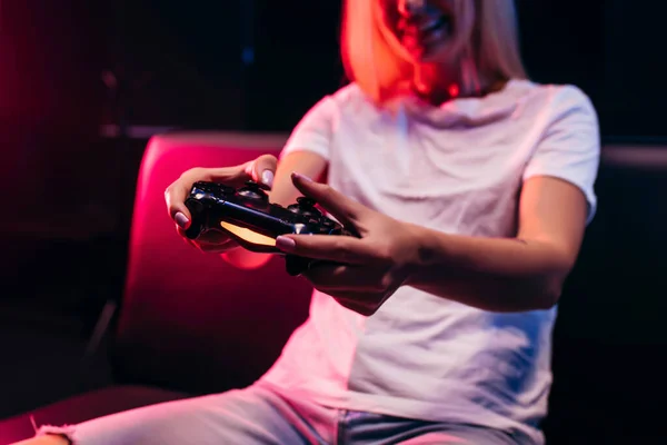 ゲームパッドを保持する女性の手を閉じるとビデオゲームをプレイ — ストック写真