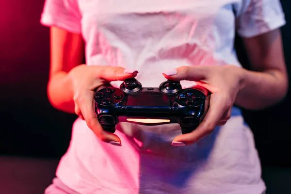 Cerca Manos Femeninas Sosteniendo Gamepad Jugando Videojuegos — Foto de Stock