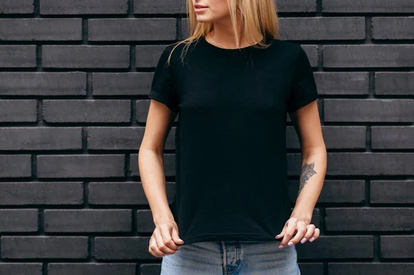 Elegante Ragazza Bionda Che Indossa Shirt Nera Occhiali Posa Sfondo — Foto Stock