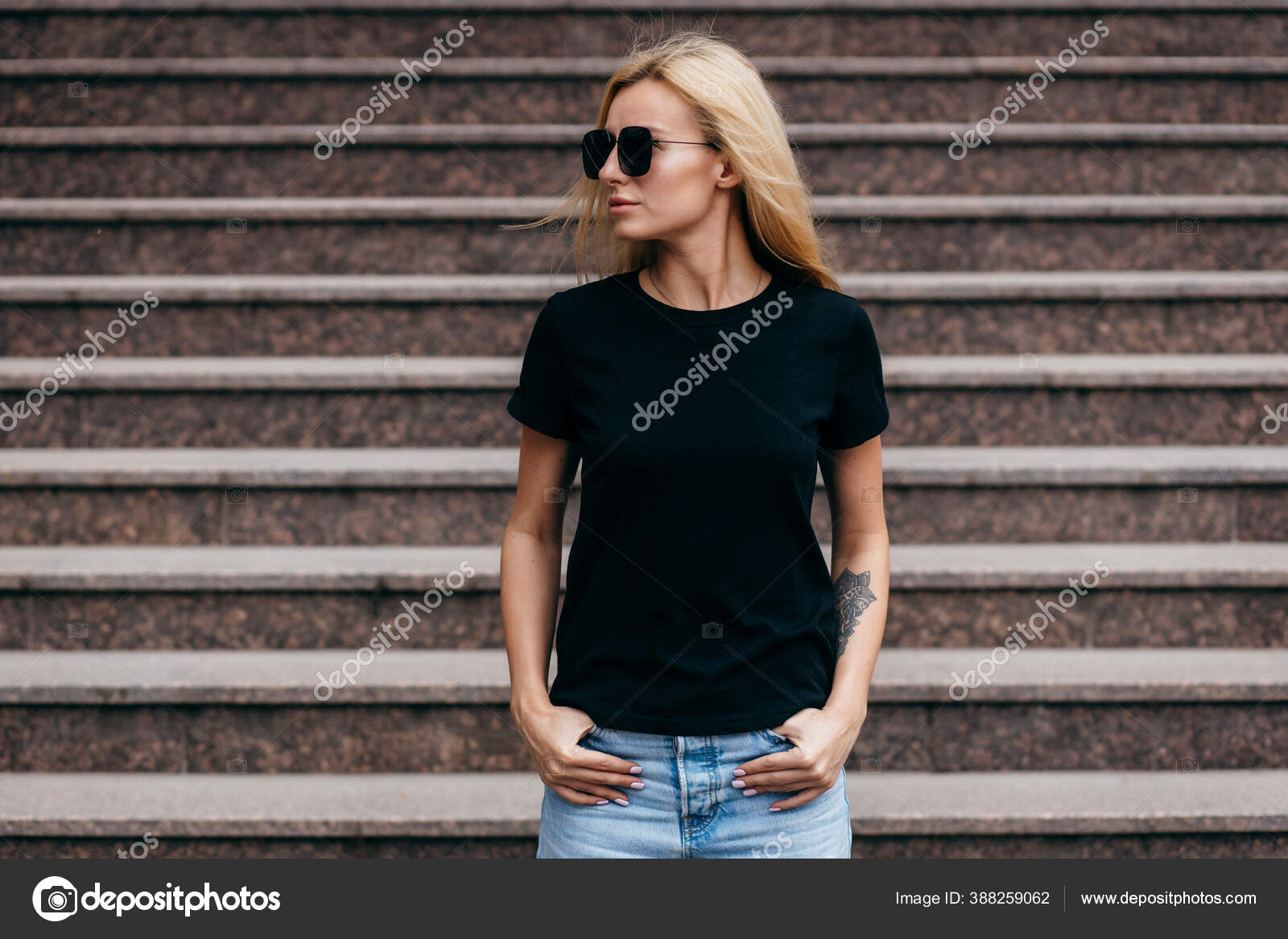 Elegante Chica Rubia Con Gafas Contra Calle: de stock © Andrew_shots #388259062 | Depositphotos
