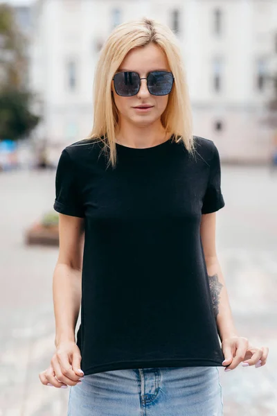 Snygg Blond Flicka Klädd Svart Shirt Och Glasögon Poserar Mot — Stockfoto