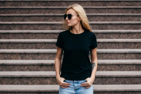 Elegante Chica Rubia Con Camiseta Negra Gafas Posando Contra Calle — Foto de Stock