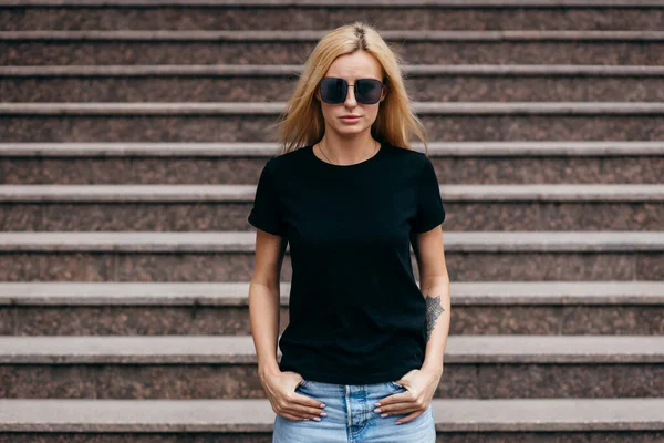 Elegante Chica Rubia Con Camiseta Negra Gafas Posando Contra Calle — Foto de Stock