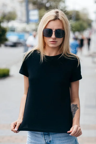 Menina Loira Elegante Vestindo Shirt Preta Óculos Posando Contra Rua — Fotografia de Stock