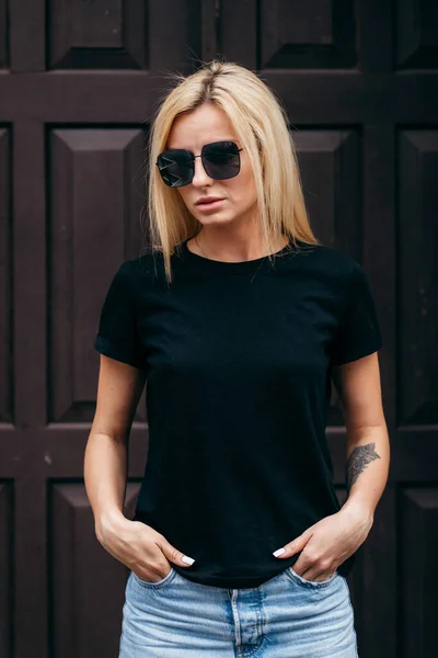 Elegante Ragazza Bionda Che Indossa Shirt Nera Occhiali Posa Contro — Foto Stock