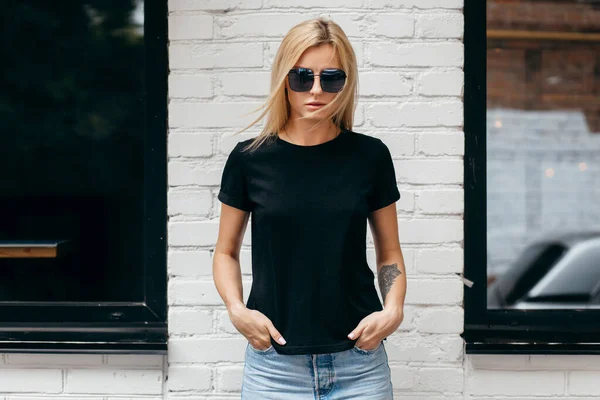 Elegante Chica Rubia Con Camiseta Negra Gafas Posando Contra Calle — Foto de Stock