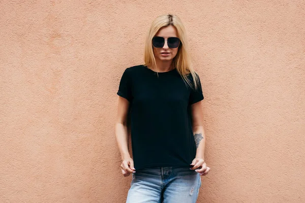 Elegante Chica Rubia Con Camiseta Negra Gafas Posando Contra Calle — Foto de Stock