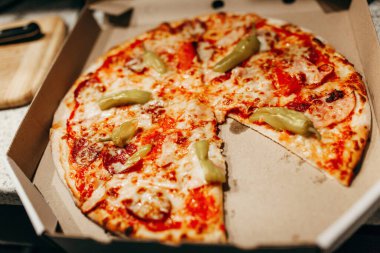 Mutfakta taze pizza var.