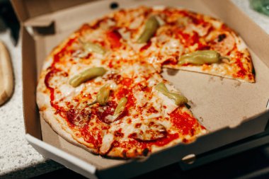 Mutfakta taze pizza var.