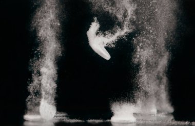 Siyah arkaplanda köpüklerle suda çözünen tablet