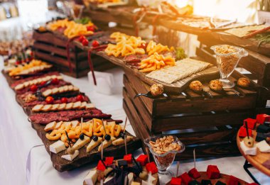 Şirket masasında lüks yiyecek ve içecekler..