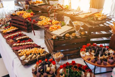 Şirket masasında lüks yiyecek ve içecekler..