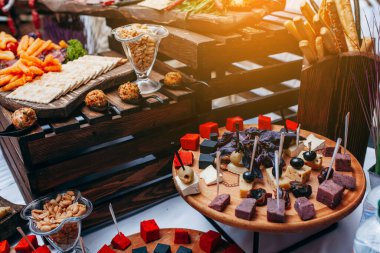 Şirket masasında lüks yiyecek ve içecekler..