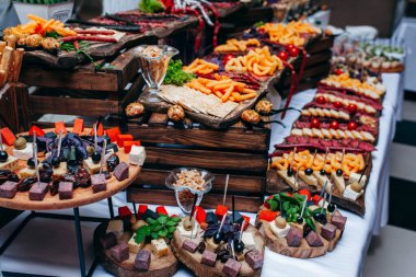 Şirket masasında lüks yiyecek ve içecekler..