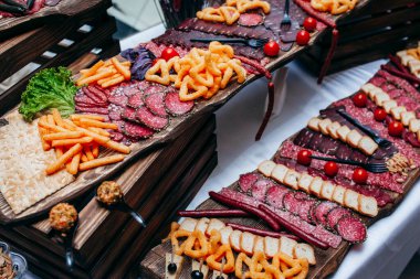 Şirket masasında lüks yiyecek ve içecekler..