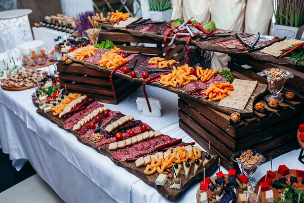 Luxus Ételek Italok Vállalati Party Asztalon — Stock Fotó
