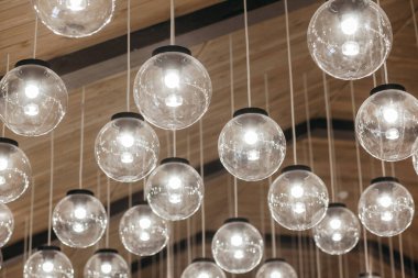 Ahşap arka planda tavandan sarkan lambalar