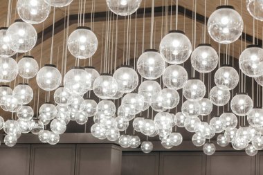 Ahşap arka planda tavandan sarkan lambalar