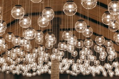 Ahşap arka planda tavandan sarkan lambalar