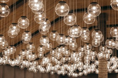 Ahşap arka planda tavandan sarkan lambalar