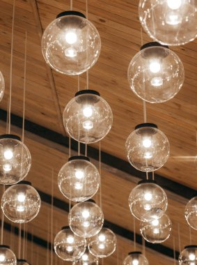 Ahşap arka planda tavandan sarkan lambalar