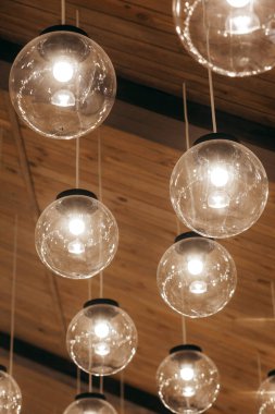 Ahşap arka planda tavandan sarkan lambalar