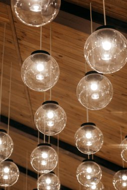 Ahşap arka planda tavandan sarkan lambalar