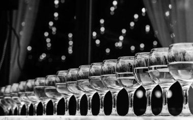 Bir sıra şampanya kadehi.