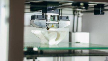 İş sırasında üç boyutlu elektronik plastik yazıcı