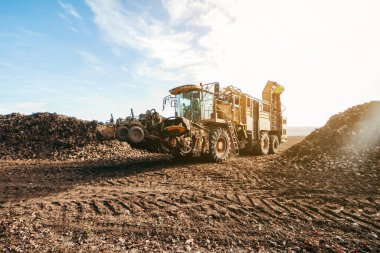 Hasat makinesini karavana şeker pancarı dökerken birleştirin 
